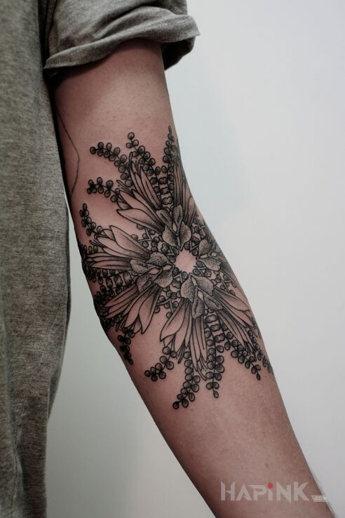 Tattoo Szary kwiat in flowers motif on the upper arm