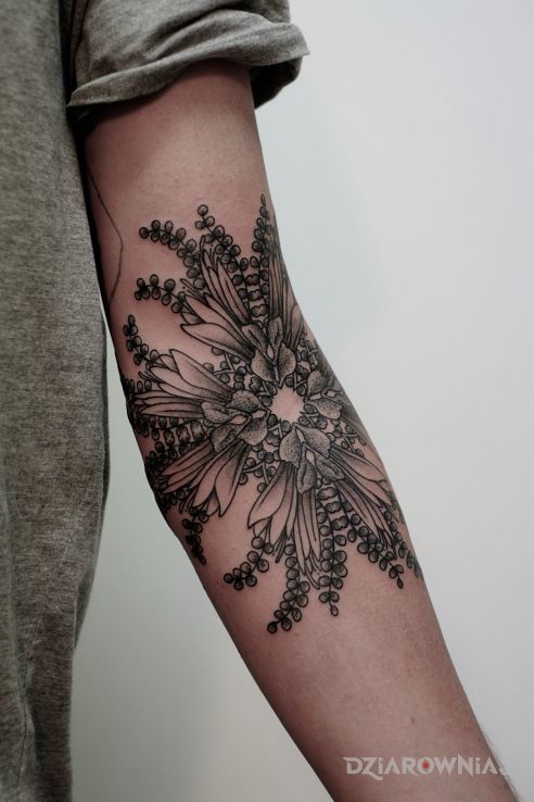 Tatuaż szary kwiat w motywie kwiaty na ramieniu
