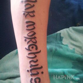 Tattoo Everyone must die on the forearm motif: lettering