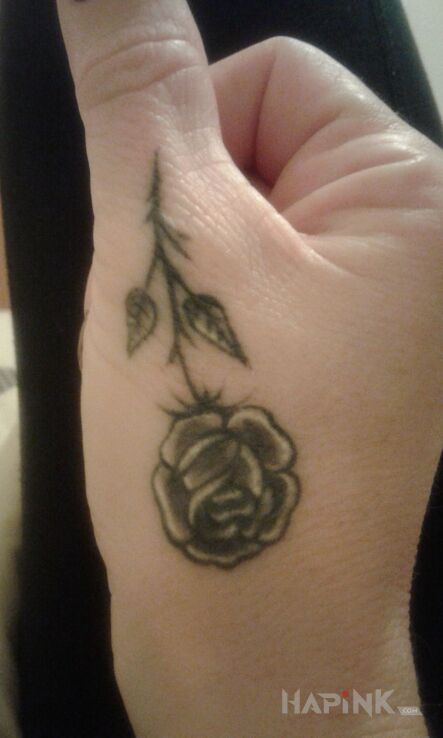 Tattoo Róża in 3D motif on the hand