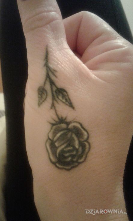 Tatuaż róża w motywie 3D na dłoni