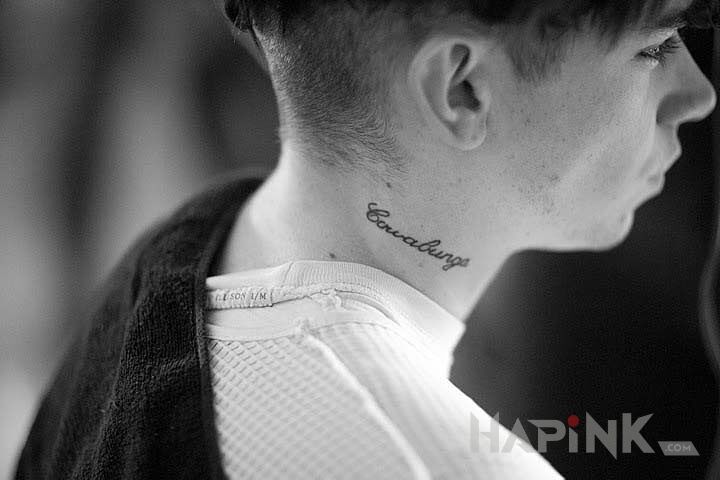 Tattoo Cole Mohr - tatuaż w formie napisu na szyi in famous people motif on the neck