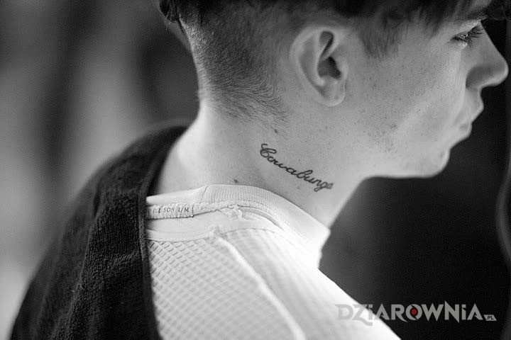 Tatuaż cole mohr - tatuaż w formie napisu na szyi w motywie sławnych osób na szyi