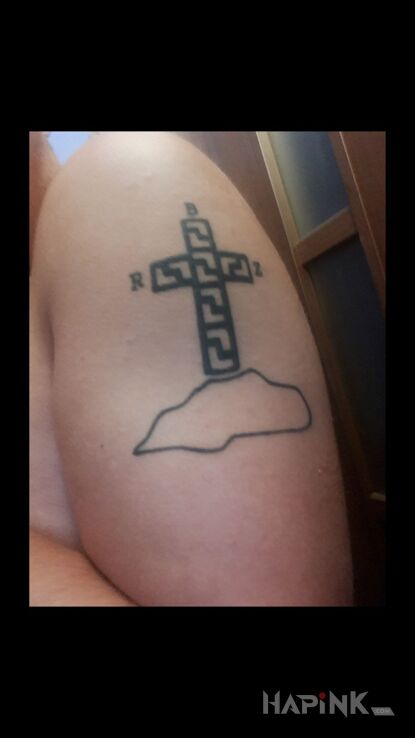 Tattoo Krzyż , Bóg - Rodzina - Zdrowie in religious motif on the upper arm