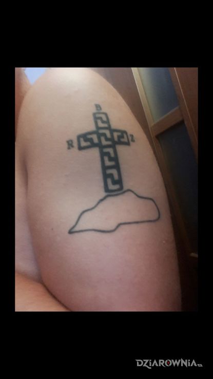 Tatuaż krzyż  bóg - rodzina - zdrowie w motywie religijne na ramieniu