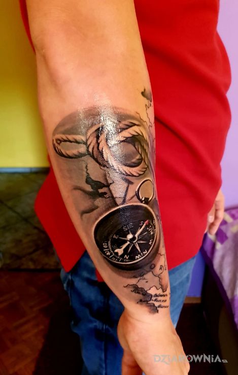 Tatuaż kompas w motywie przedmioty i stylu realistyczne na przedramieniu