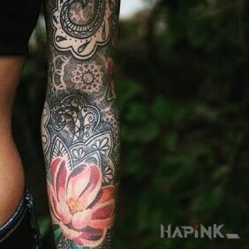 Tattoo Women's sleeve on the upper arm motif: flowers