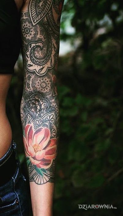 Tatuaż kobiecy rękaw w motywie kwiaty na przedramieniu