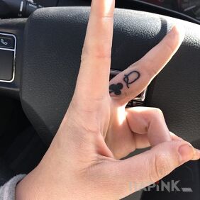 Tattoo Queen on the fingers motif: other