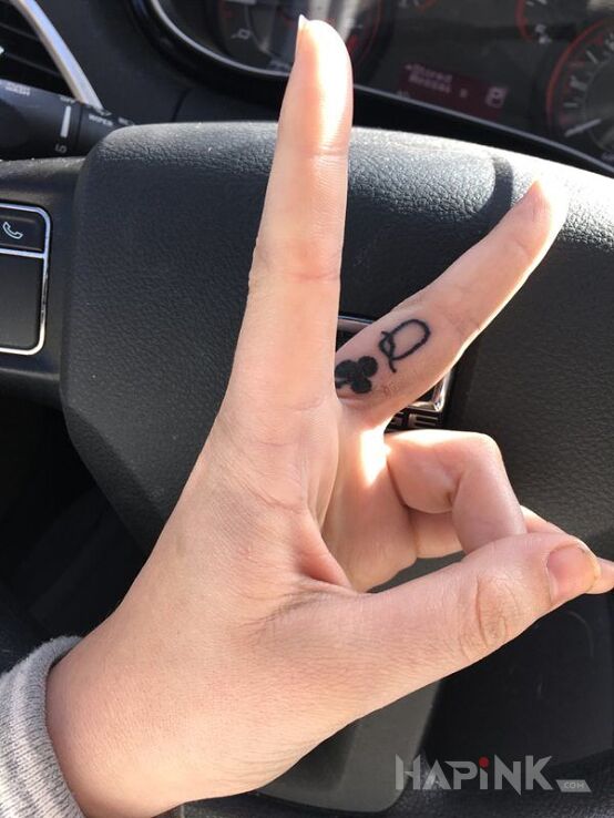Tattoo Queen in other motif on the fingers