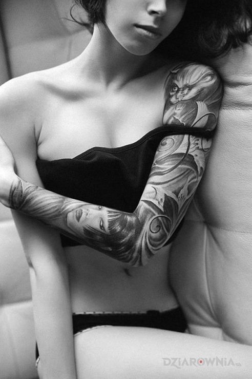 Tatuaż kobiecy rękaw w motywie seksowne na ramieniu