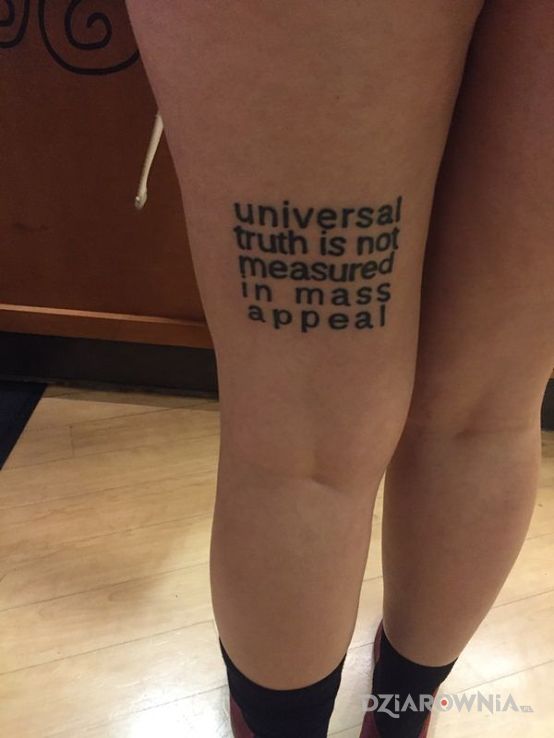 Tatuaż uniwersalna prawda w motywie napisy na nodze