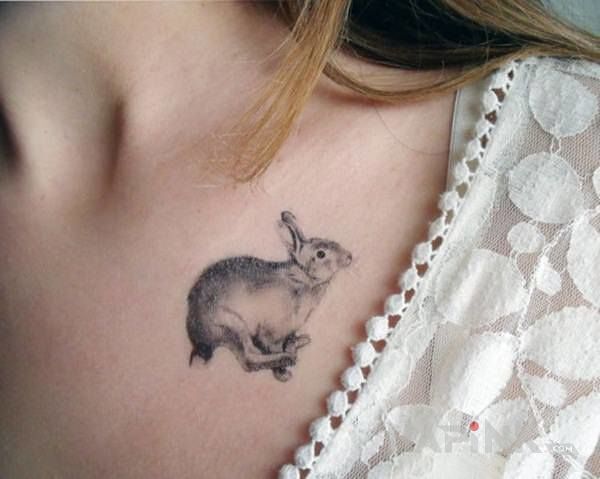 Tattoo Kroliczek in animals motif on the collarbone