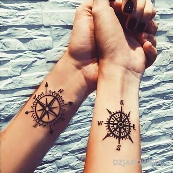 Tatuaż kompasy w motywie miłosne na przedramieniu