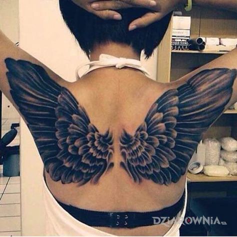 Tatuaż skrzydła w motywie pozostałe na łopatkach