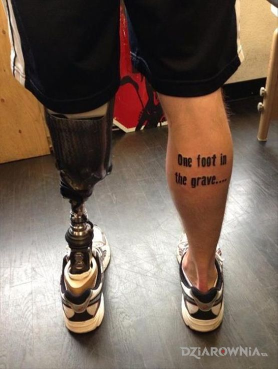 Tatuaż jedna noga w motywie napisy na łydce