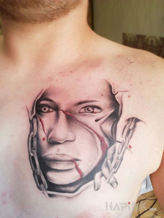 Tattoo Kobieta in faces motif on the chest