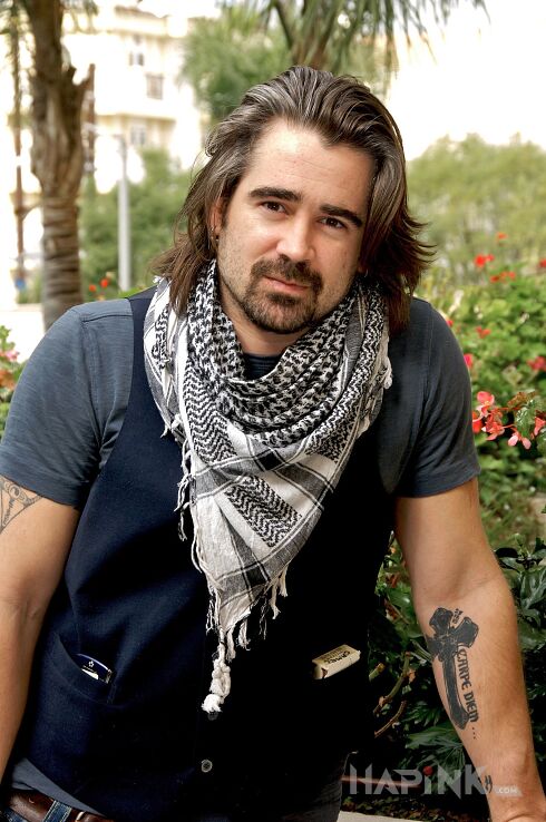 Tattoo Colin Farrell - tatuaż krzyż in famous people motif on the forearm