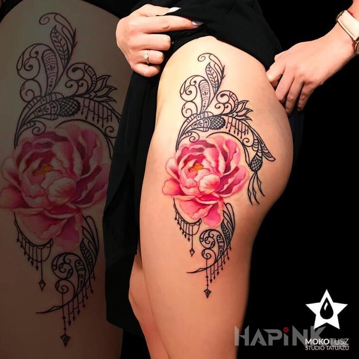 Tattoo Kobieca Peonia in colorful motif on the leg
