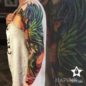 Tattoo Color sleeve with phoenix motif on the upper arm motif: dragons