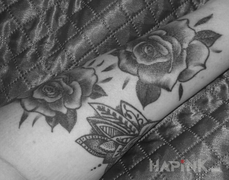 Tattoo Zaczynam rękaw in flowers motif on the forearm