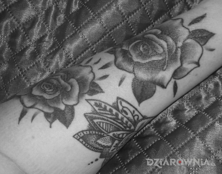 Tatuaż zaczynam rękaw w motywie kwiaty na przedramieniu