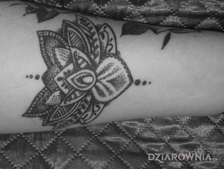 Tatuaż lotos w motywie kwiaty na przedramieniu
