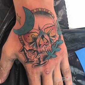 Tattoo Color on the hand motif: skulls