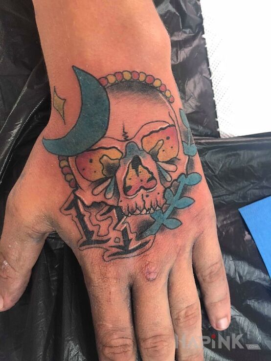 Tattoo Kolor in skulls motif on the hand