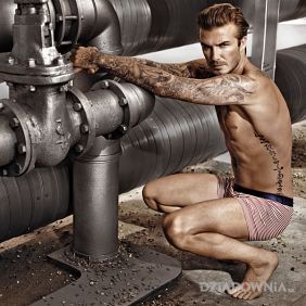 Tatuaż David Beckham w sesji na żebrach motyw: napisy