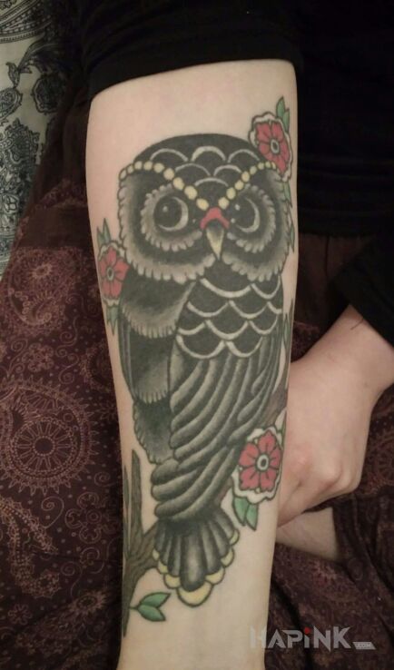 Tattoo Sowa kolor in realistic style on the forearm