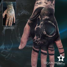 Tatuaż Cover up! Czacha na dłoni motyw: cover up
