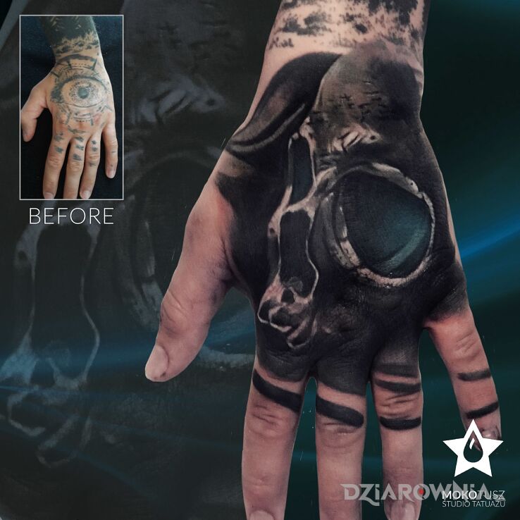 Tatuaż Cover up! Czacha w motywie cover up na dłoni