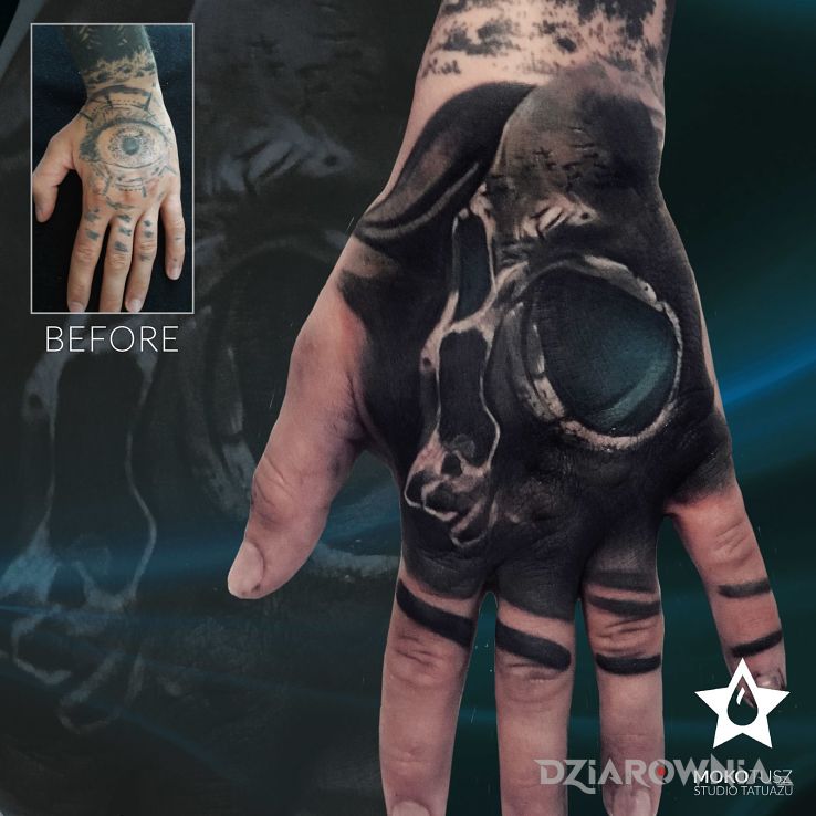 Tatuaż cover up czacha w motywie cover up na dłoni