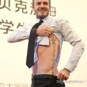 Tatuaż David Beckham - tatuaż napis na żebrach motyw: napisy