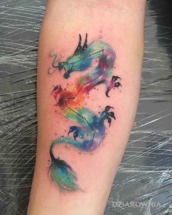 Tatuaż konstelacja smoka w motywie kolorowe na przedramieniu