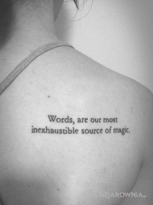 Tatuaż magiczne słowa w motywie napisy na łopatkach