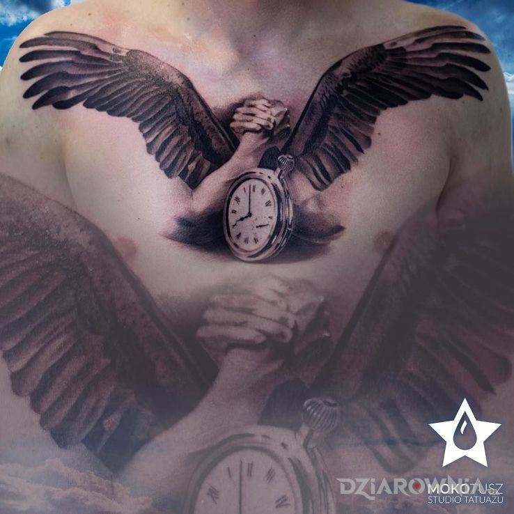 Tatuaż realistyczne skrzydła na piersiach w motywie anioły i stylu realistyczne na obojczyku