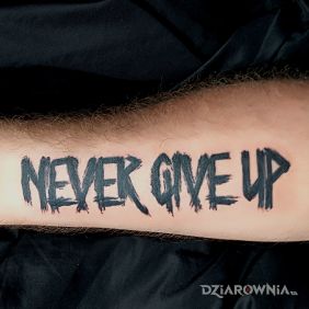Tatuaż Never Give Up na przedramieniu motyw: napisy