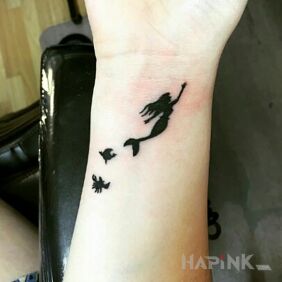Tattoo The mermaid and the crabs on the wrist motif: characters