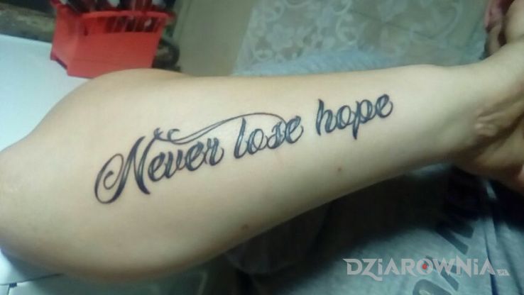 Tatuaż nigdy nie trać nadziei w motywie napisy na przedramieniu