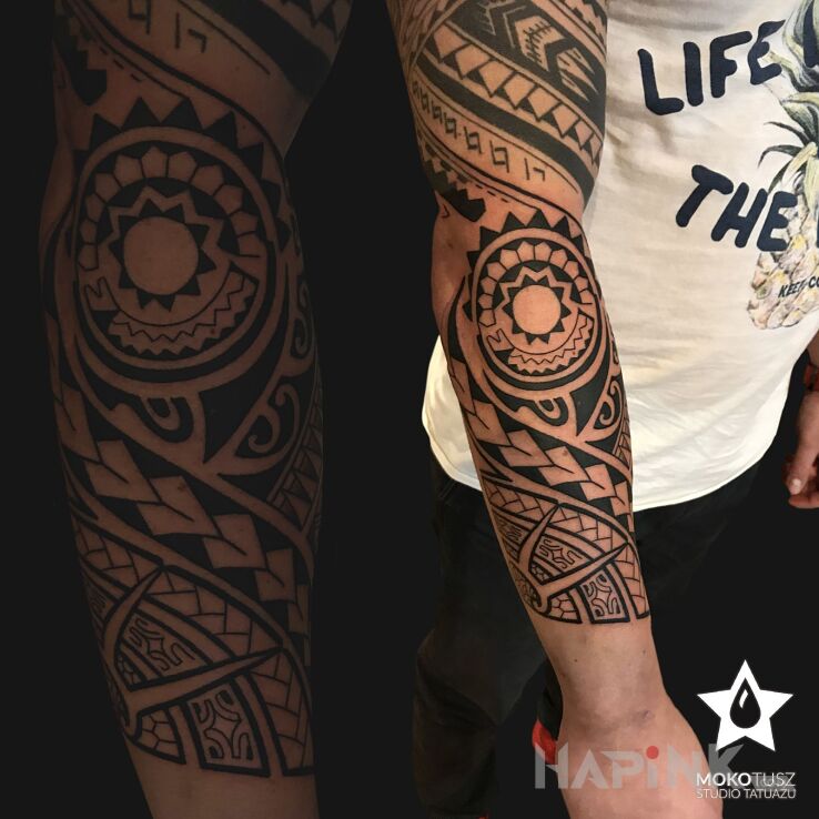 Tattoo Polinezja in sleeves motif and Polynesian style on the upper arm