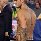 David Beckham w młodości z tatuażami
