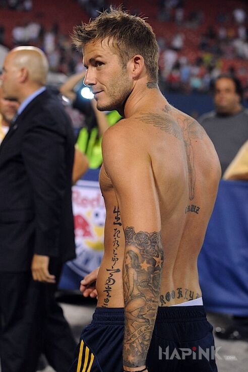 Tattoo David Beckham w młodości z tatuażami in famous people motif on the back