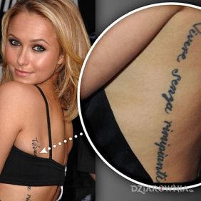 Tatuaż Hayden Panettiere - napis na żebrach na żebrach motyw: napisy