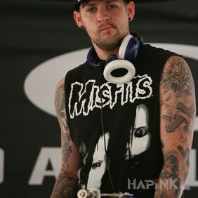 Tattoo DJ Joel Madden on the upper arm motif: sleeves