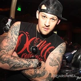 Tatuaż Joel Madden - rękawy na ramieniu motyw: Joel Madden