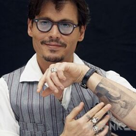 Tattoo Johnny Depp - tattoo of a woman on his arm on the upper arm motif: famous people