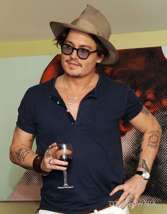 Tatuaż johnny depp z kieliszkiem w ręku - wydziarany w motywie Johnny Depp na przedramieniu