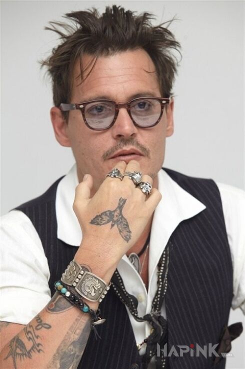 Tattoo Johnny Depp - tatuaż ptak in animals motif on the hand